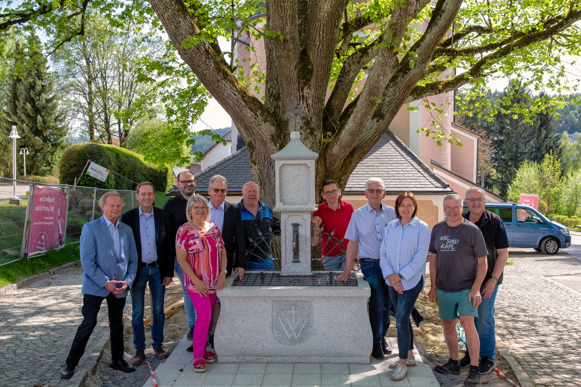 Der ehrenamtliche Arbeitskreis vor dem neuen Brunnen bei der Bründlkirche